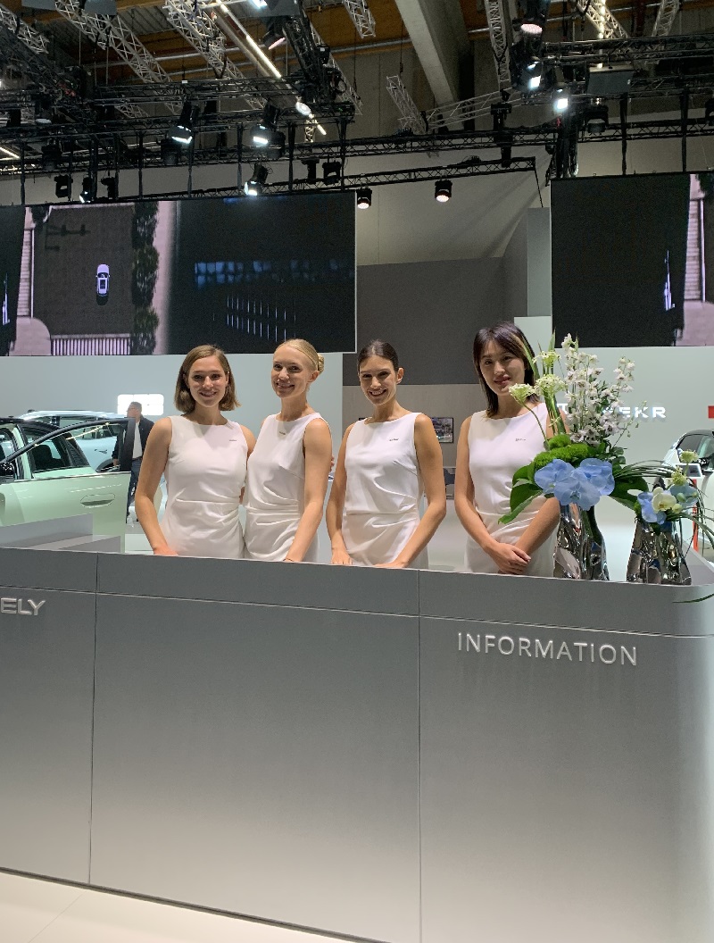 Messehostessen Dortmund empfangen Besucher professionell am modernen Messestand während einer Fachmesse.