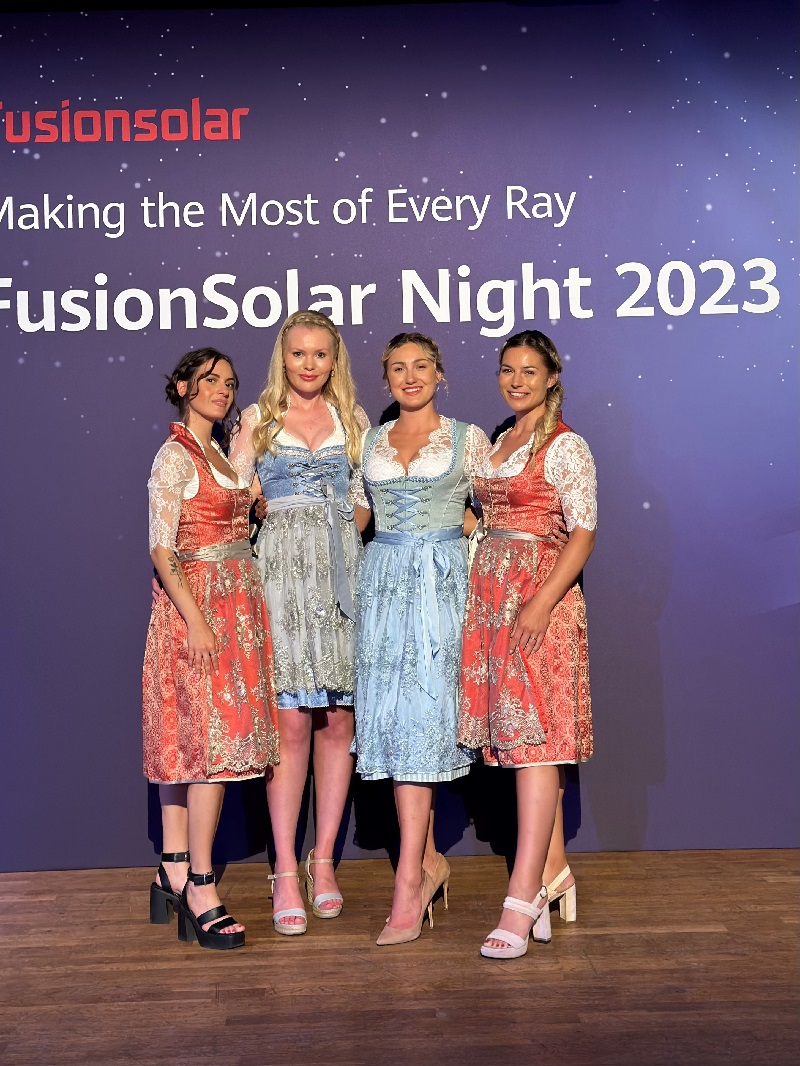 Messehostessen Dortmund tragen gebrandete Promotion-Outfits mit Firmenlogo bei einer Produktpräsentation im Messezentrum