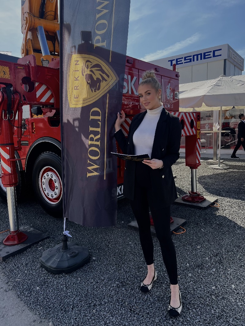 Kompetente Messehostessen Dortmund präsentieren Produkte und beraten Interessenten auf einer Branchenmesse.