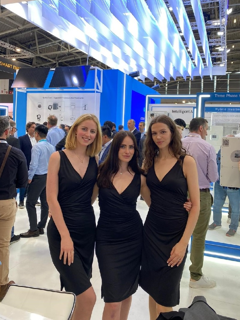 Messehostessen Dortmund erhalten morgendliches Briefing mit wichtigen Informationen zu Produkten und Messezielen.