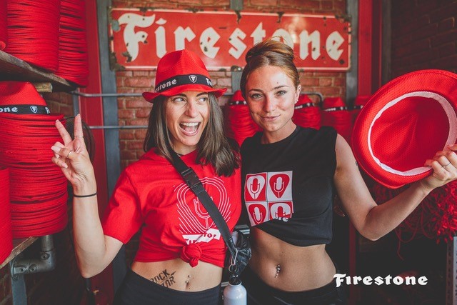 Sedcardbilder als Visitenkarte: So sichern sich Hostessen mehr Buchungen