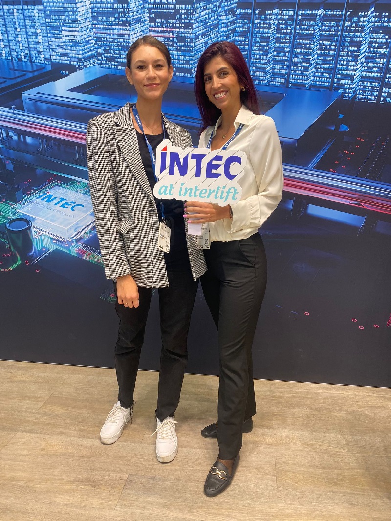 Professionelle Messehostessen Dortmund betreuen Besucher am Stand während der Hannover Messe 2026.