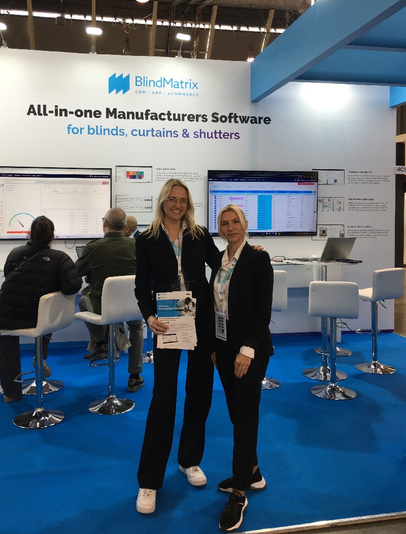 Messehostessen Dortmund verteilen Informationsmaterial und präsentieren Produkte auf einer Publikumsmesse im März.