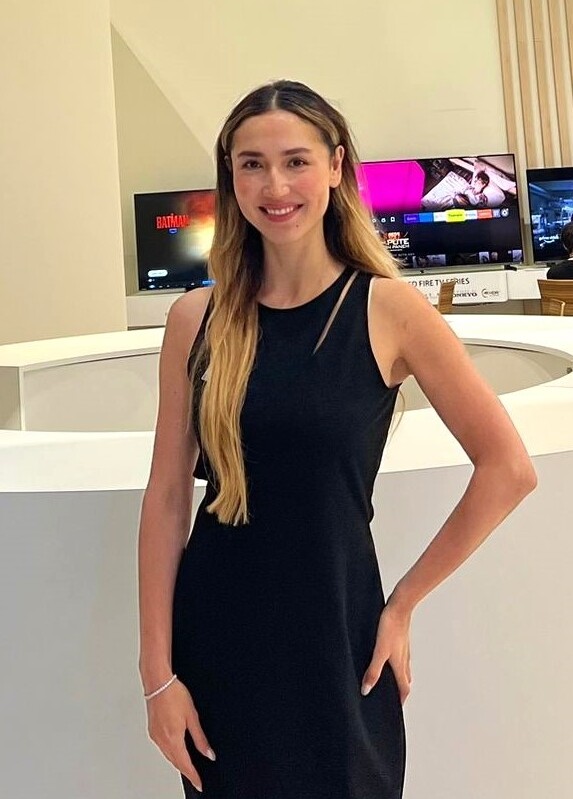 Elegante Hostessen Dortmund betreuen VIP-Gäste bei exklusiver Produktpräsentation in modernem Eventlocation der Stadt.