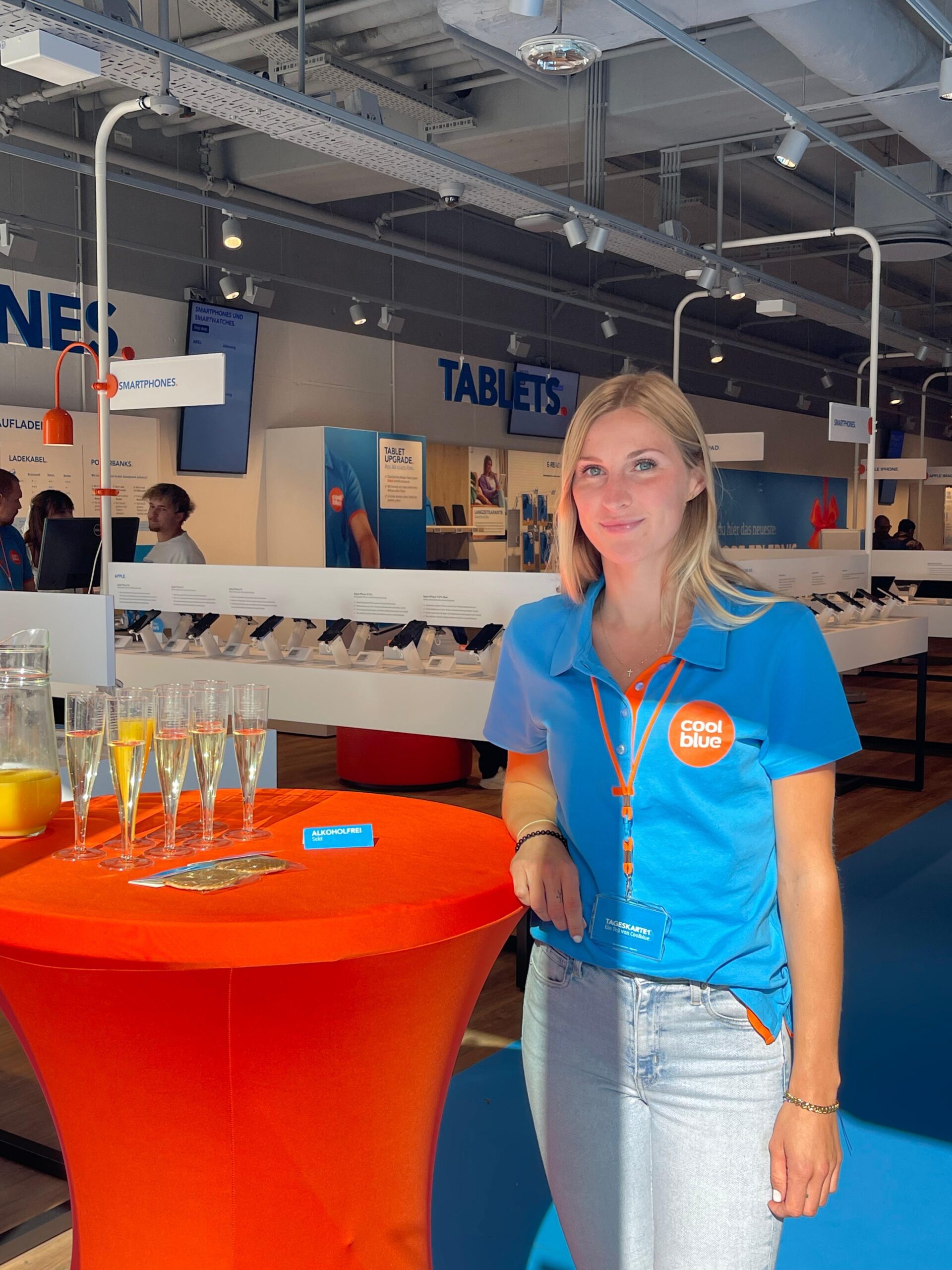 Bochum Hostessen betreuen Gäste während einer Firmen-Jubiläumsfeier und sorgen für reibungslosen Ablauf.
